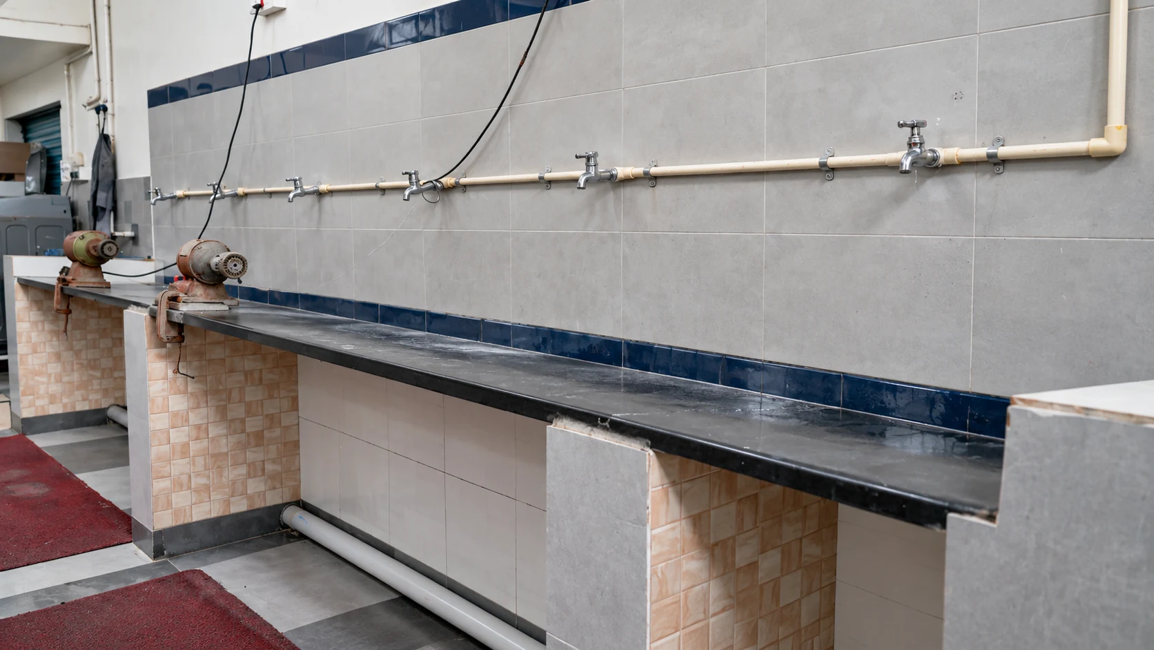 The real cleaning station inside Mr. Shoe Cleaner